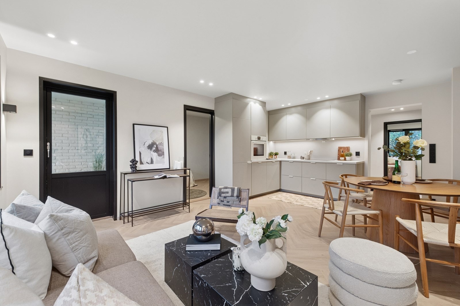 I stuen er det fin plass til en sofagruppe med TV-løsning og et spisebord mot kjøkkenet. Galleribilde