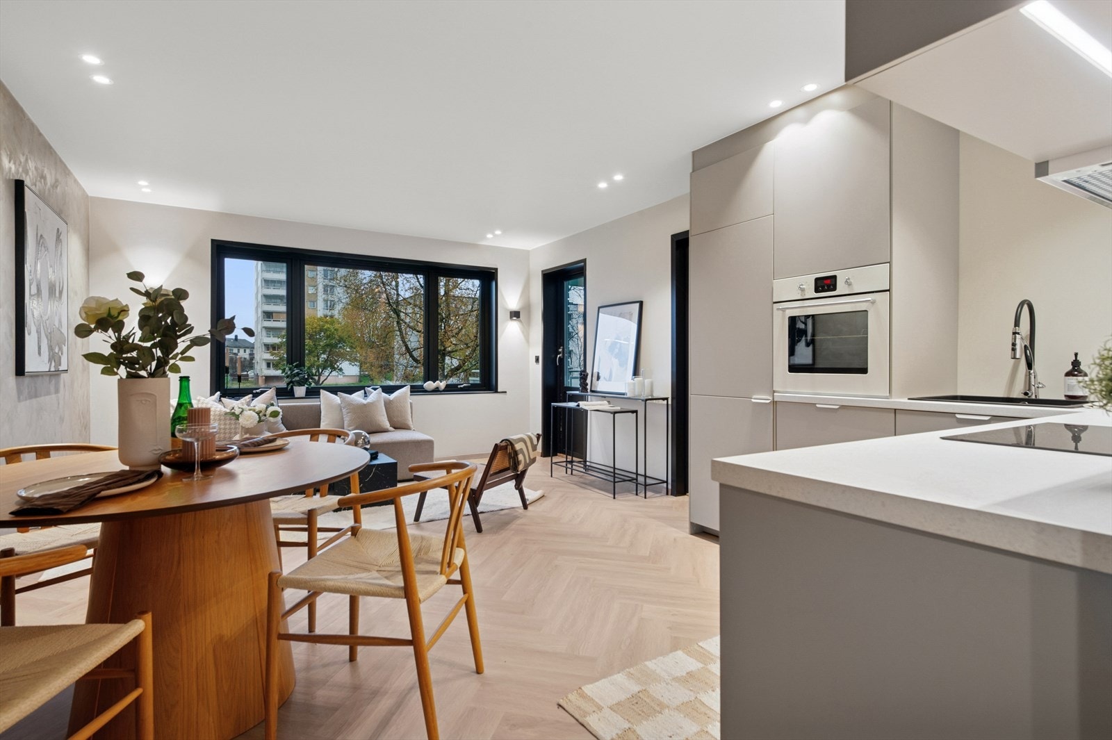 Kjøkkenet ligger i sosial åpen løsning, som gjør det enkelt å holde samtalen gående mens man lager mat. Galleribilde