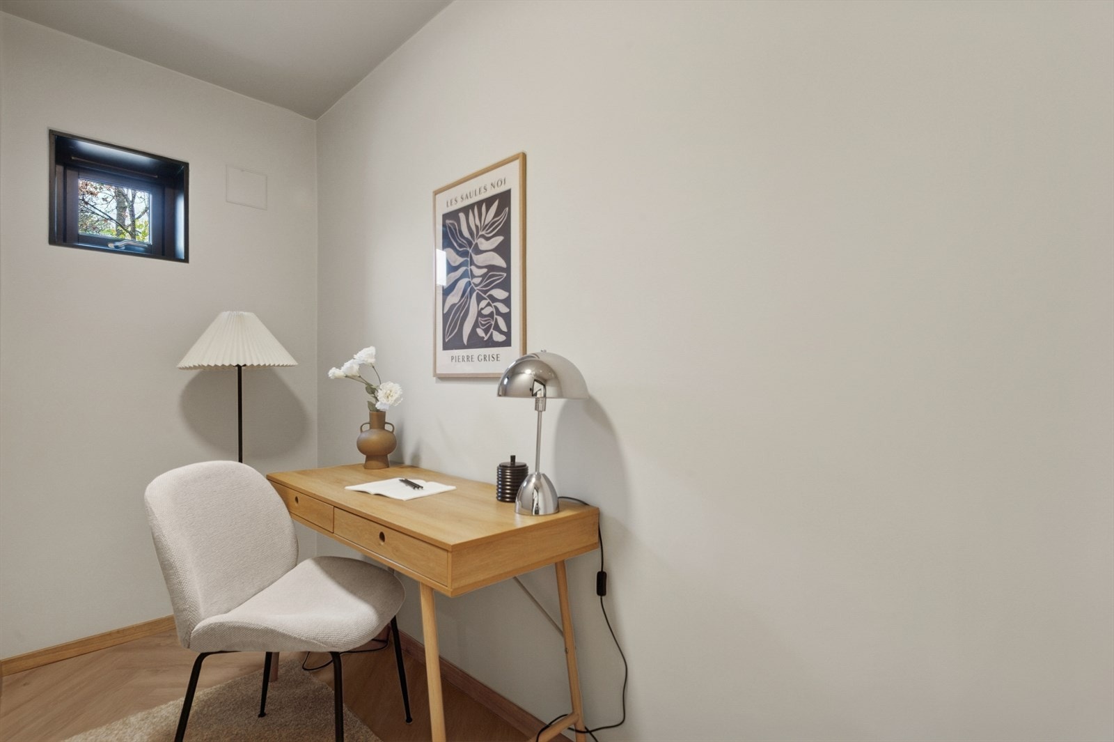 Innvendig bod som kan benyttes til garderobeløsning Galleribilde