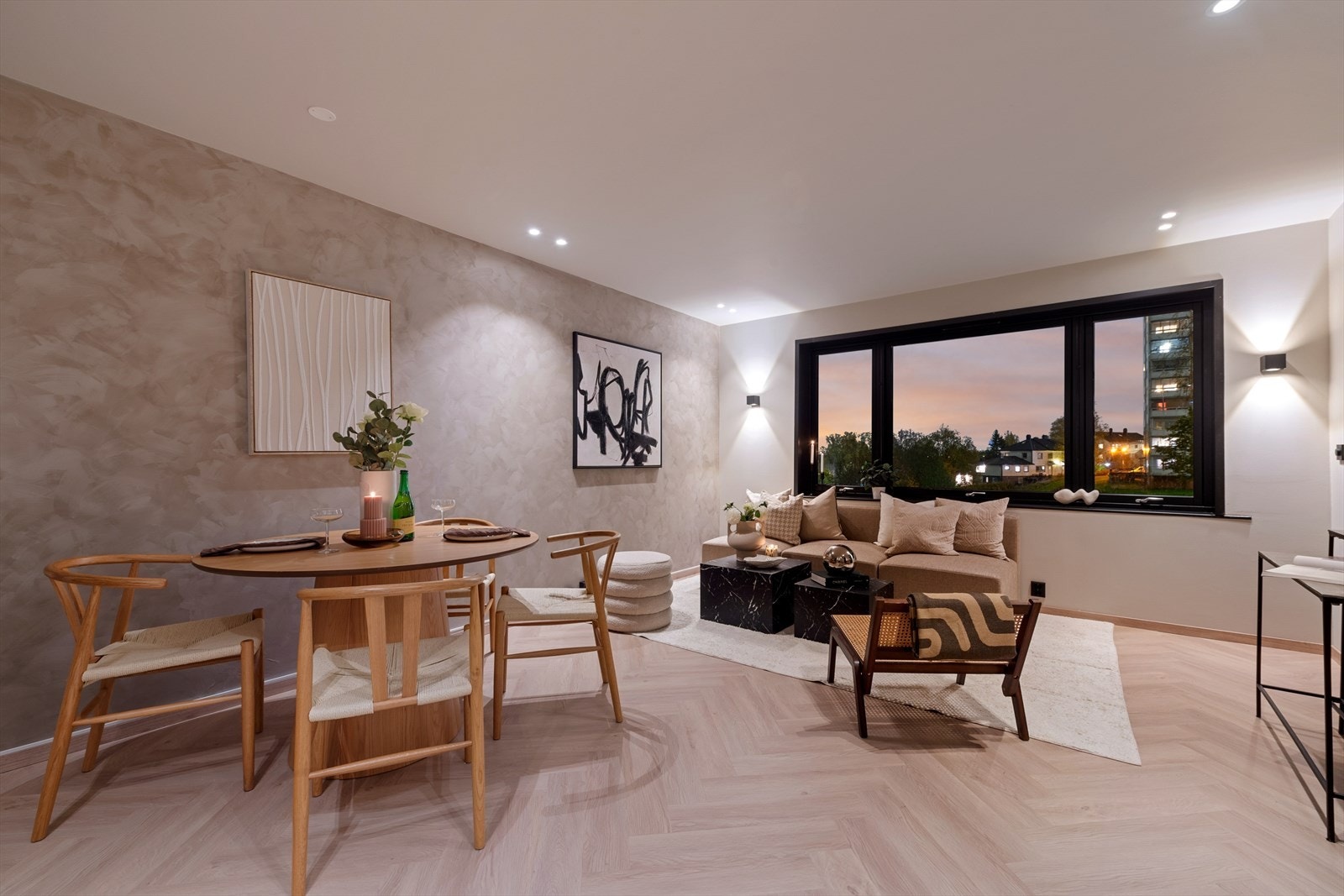 I hjertet av leiligheten finner du en romslig og lys stue med gode møbleringsmuligheter. Galleribilde