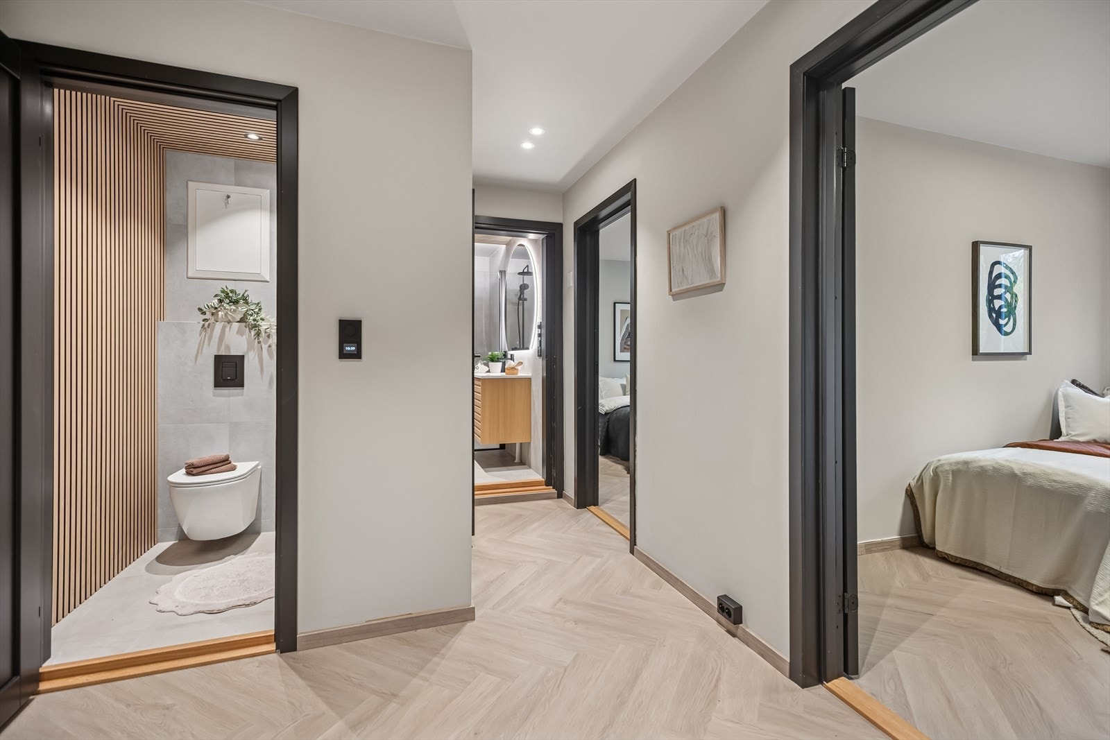 ENTRÈ | Boligens inngangsparti fører deg videre inn til to av boligens soverom, innvendig bod, WC og badet. Galleribilde