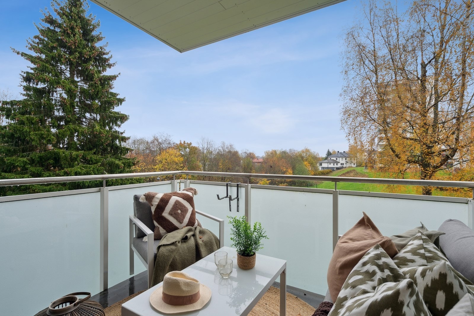 Balkongen er en flott forlengelse av stuen i sommerhalvåret. Galleribilde