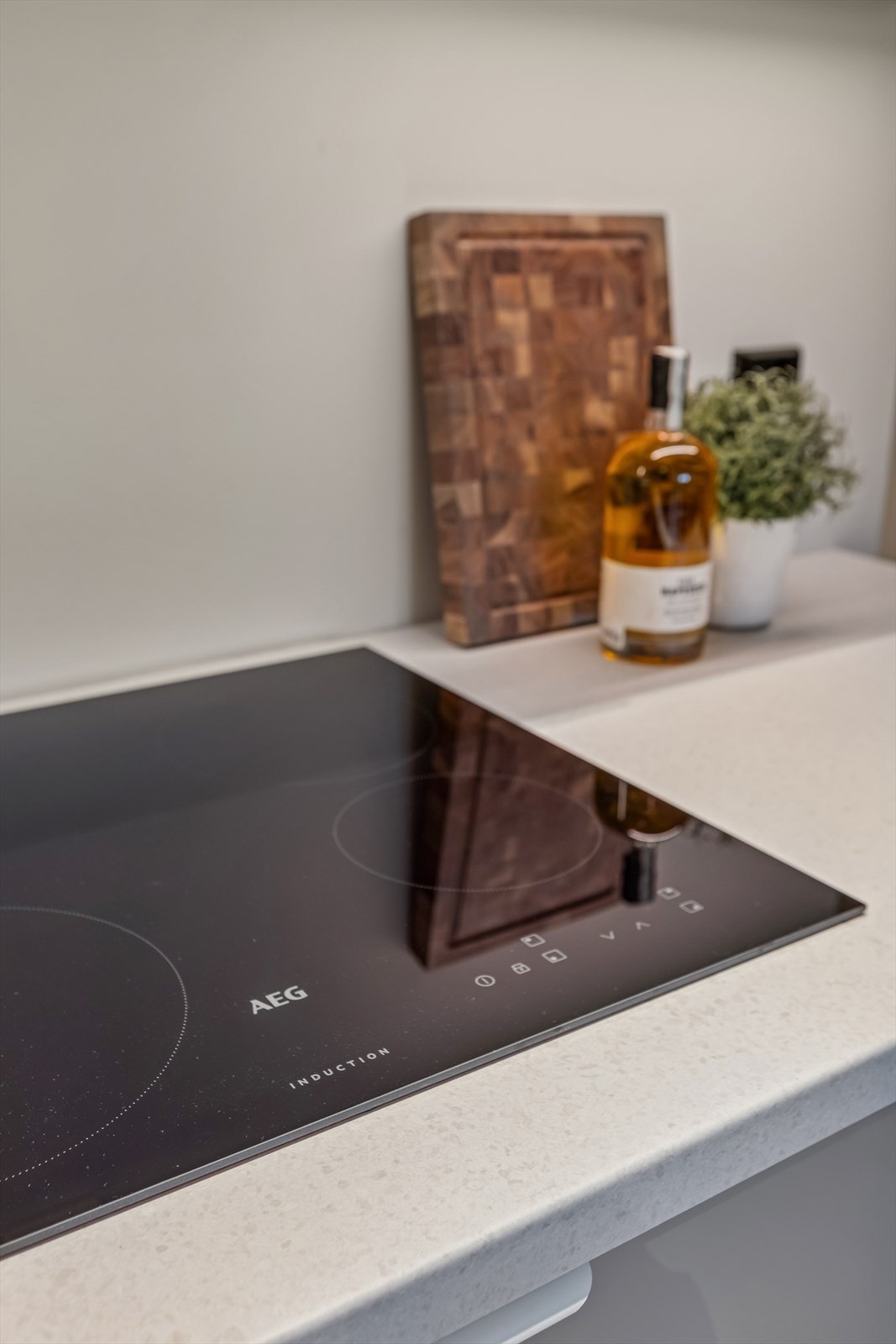 Kjøkkeninnredningen er utstyrt med moderne, integrerte hvitevarer som kjøl/fryseskap, oppvaskmaskin, platetopp og komfyr. Galleribilde