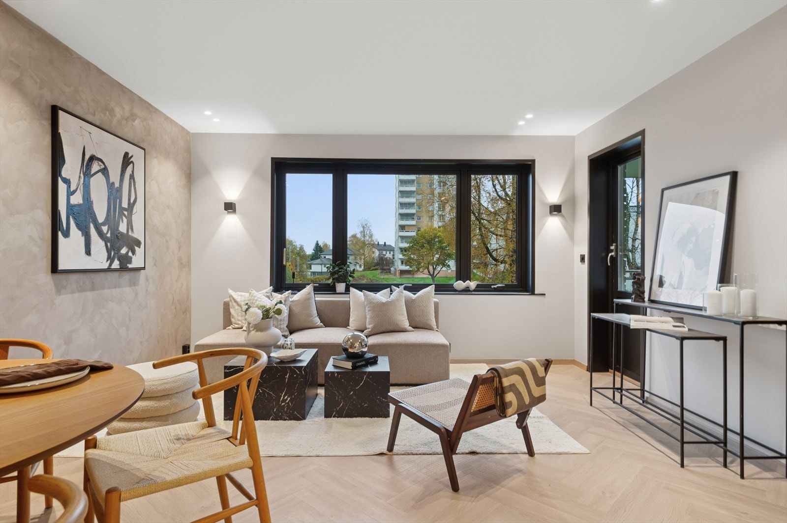 I den sosiale åpen stue-/kjøkkenløsningen finner du naturlig inndelt spisesone. Galleribilde