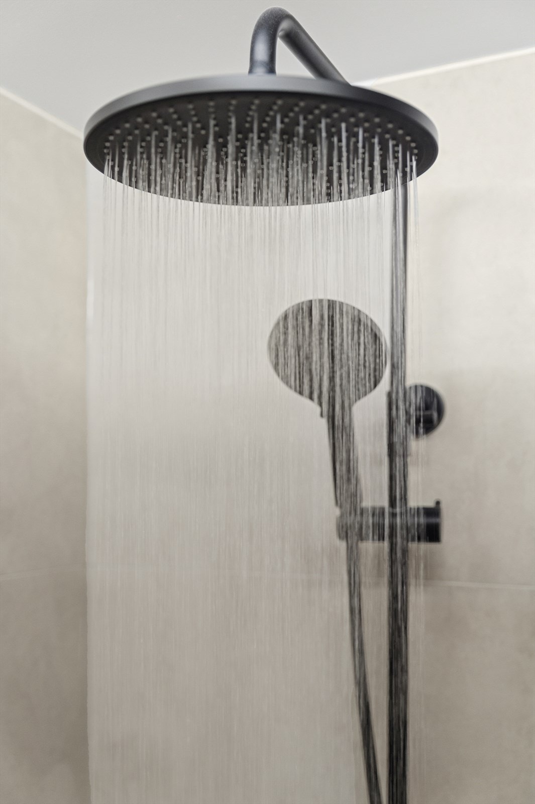 Dobbel dusjsett med både hånd- og regndusj. Galleribilde