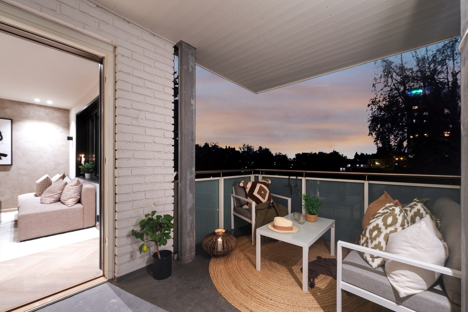 Fra stuen/kjøkkenet er det utgang til en sydøstvendt balkong på 8m², hvor du kan nyte de fine sommerdagene. Galleribilde