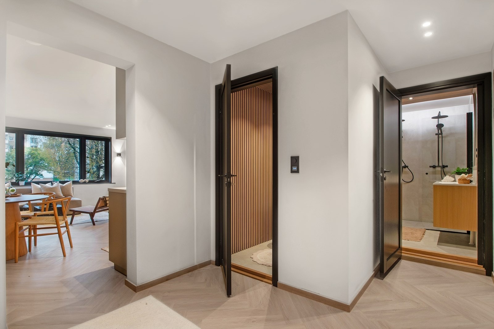 ENTRÈ | Boligens inngangsparti fører deg videre inn til to av boligens soverom, innvendig bod, WC og badet. Galleribilde