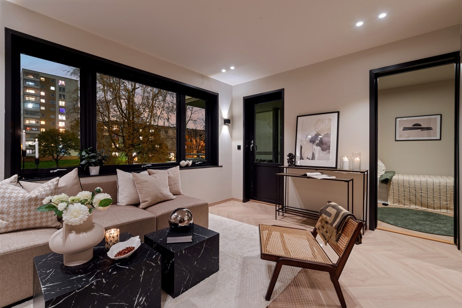 Fra stuen/kjøkkenet er det utgang til en sydøstvendt balkong på 8m² hvor du kan nyte de fine sommerdagene. Galleribilde