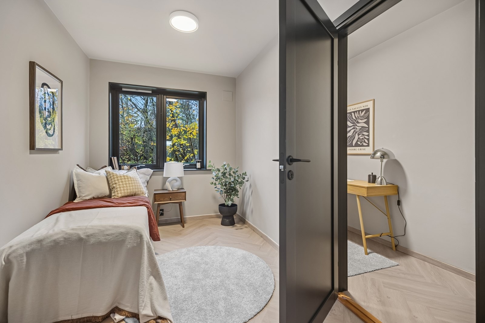 Alle soverommene er av god størrelse med plass til senger og tilhørende møblement. Galleribilde