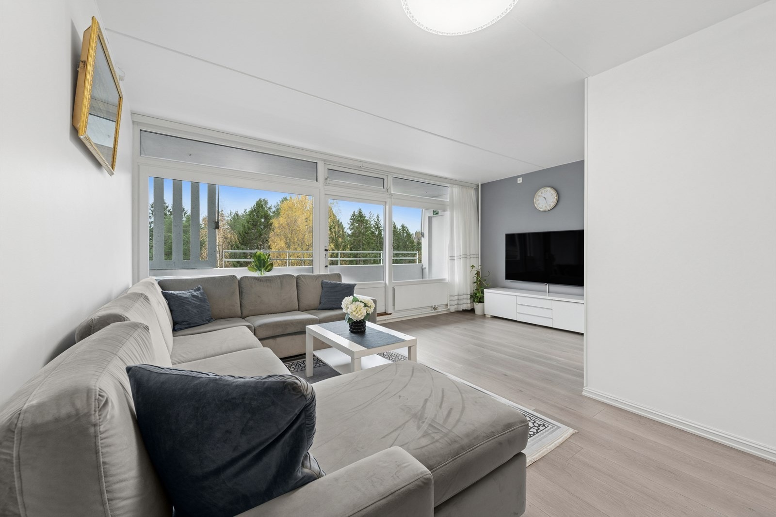 Tiltalende 3-roms leilighet i 5. etasje med heis, sydvendt balkong, god planløsning og god standard. Galleribilde