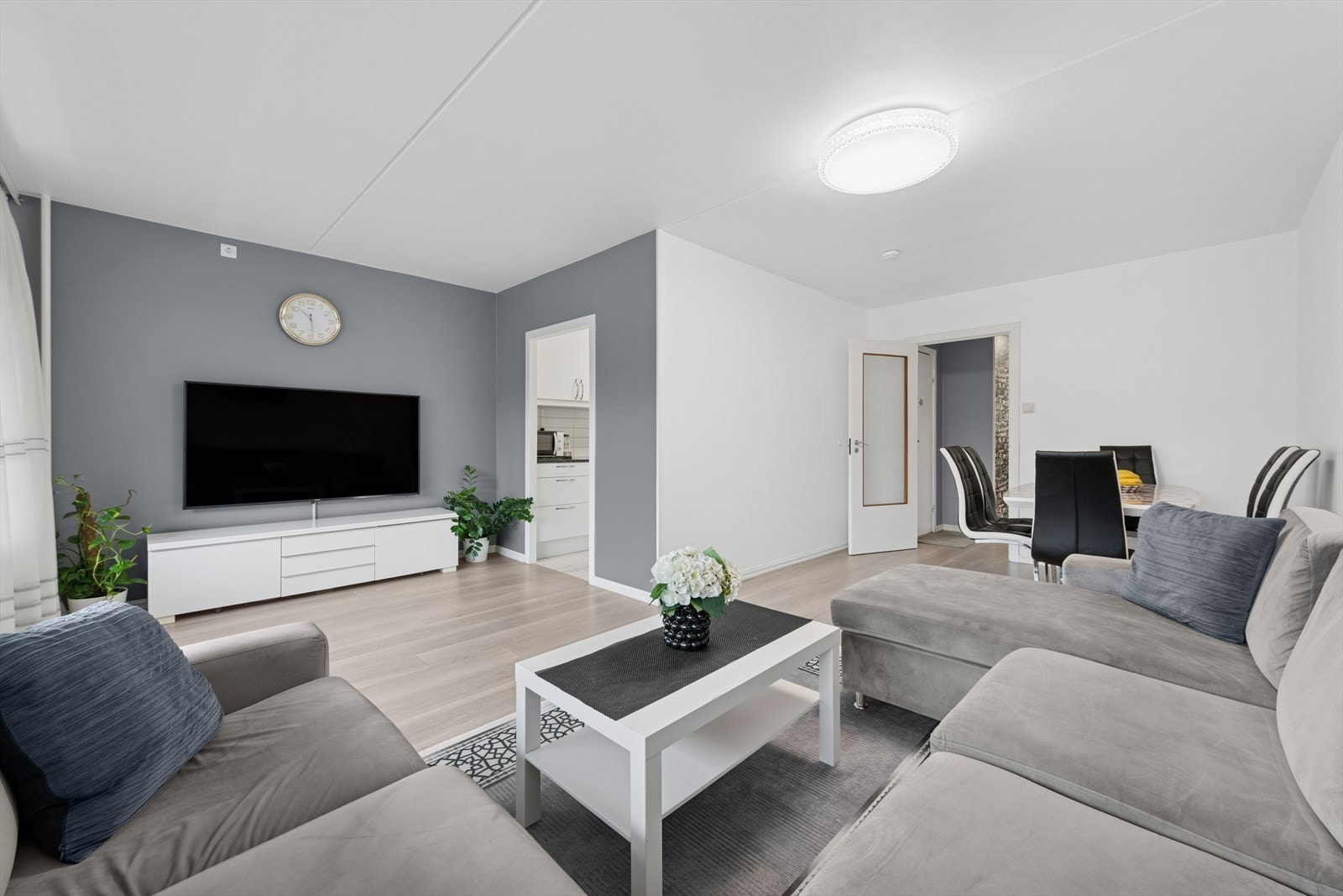 Leiligheten oppvarmes via radiatorer med vannbåren varme. Fyring/varmtvann er inkl. i felleskostnader. Galleribilde