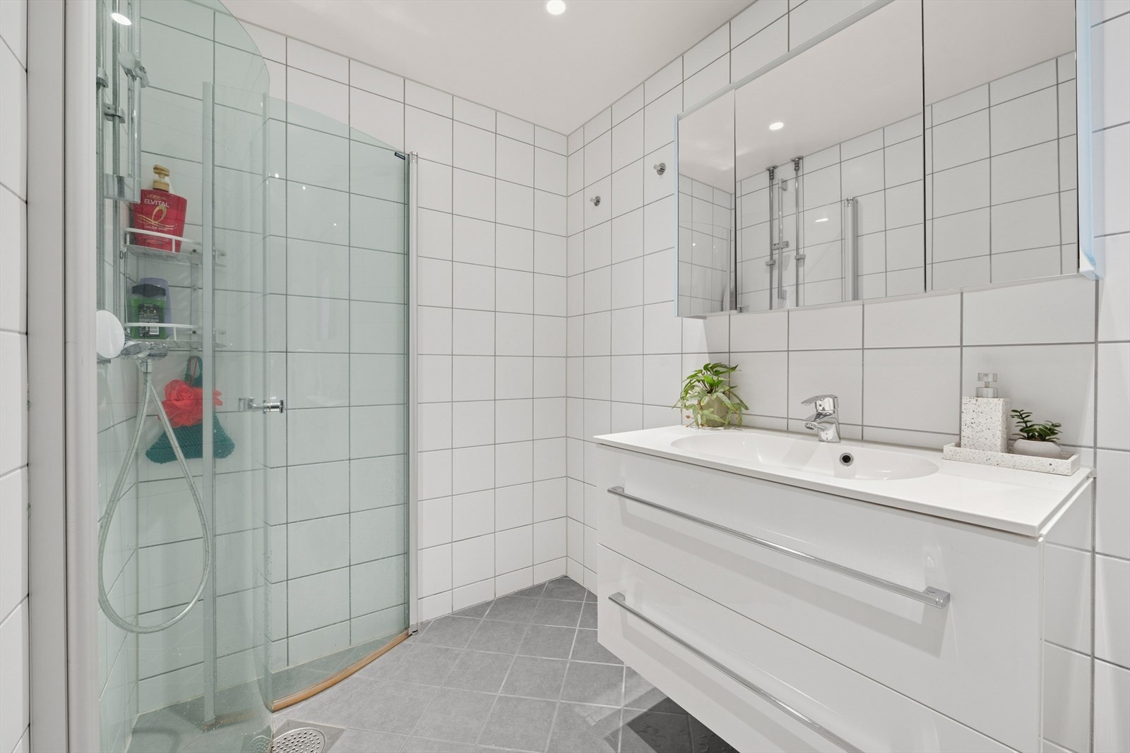 Badet ble totalrehabilitert i regi av borettslaget i 2019 og fremstår som moderne og funksjonelt. Galleribilde