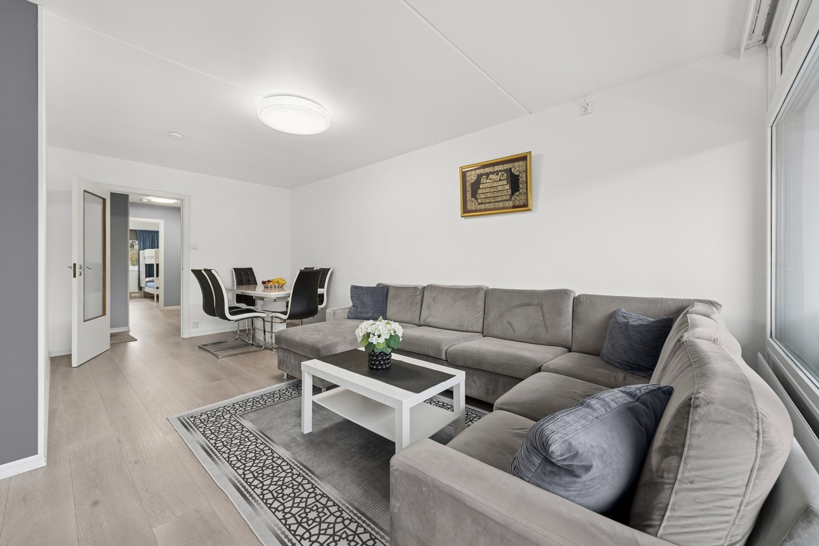 Rommet har gode vindusflater som slipper inn rikelig med dagslys. Galleribilde