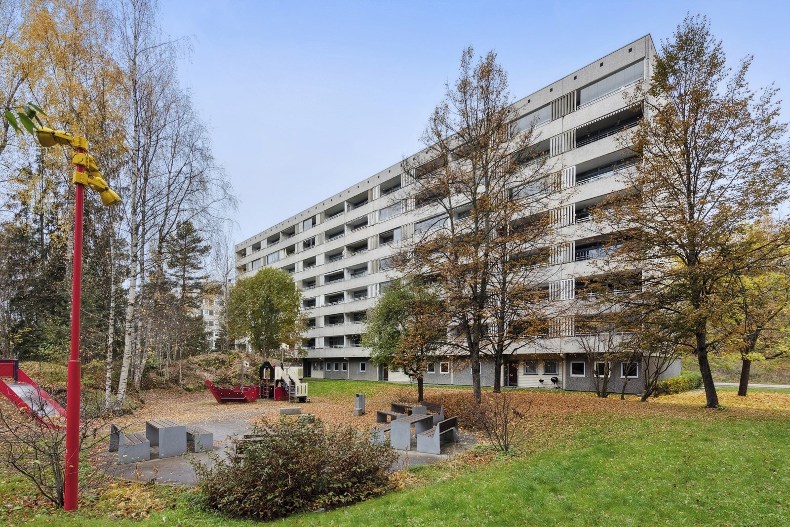 Det er flotte grøntområder like utenfor døren, som er godt ivaretatt av borettslagets beboere. Kort gangavstand til rikelig med tur- og rekreasjonsmuligheter i marka sommer som vinter. Galleribilde