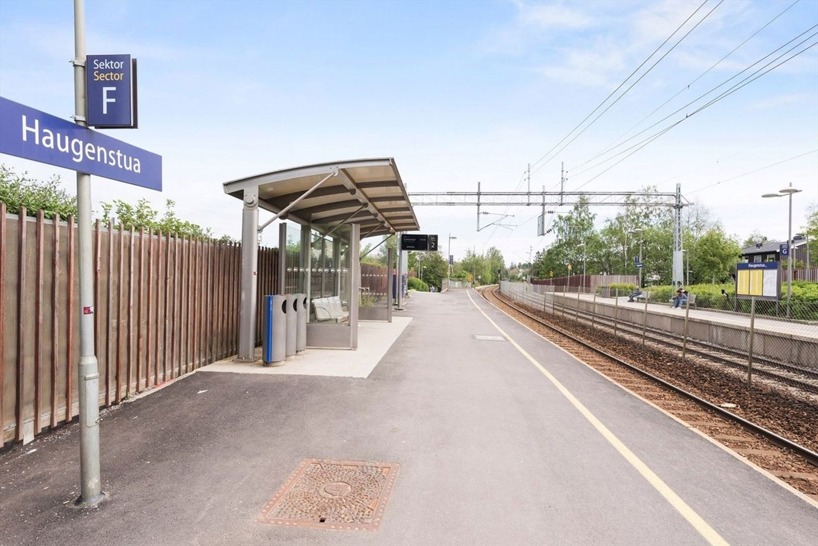 Nærmeste togstasjon, Haugenstua stasjon, ligger en liten spasertur unna. Det er både buss og tog i umiddelbar nærhet. Galleribilde