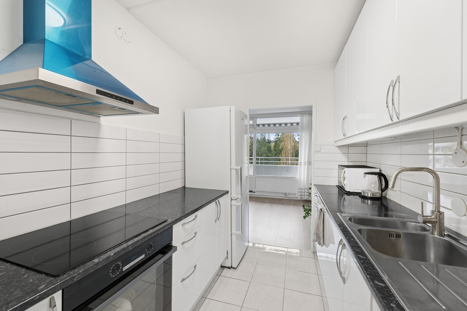 Her finner du integrert koketopp, komfyr og oppvaskmaskin, samt ventilator over koketopp og belysning under overskap som sørger for godt arbeidslys. Galleribilde