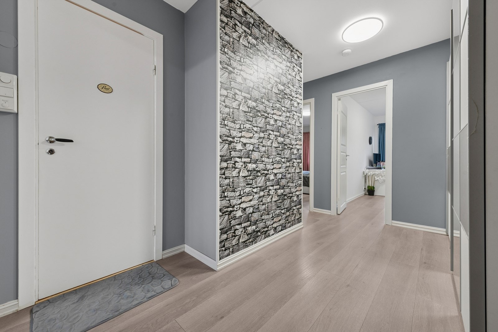 Gangen er romlig og innehar en praktisk skyvedørsgarderobe. Galleribilde