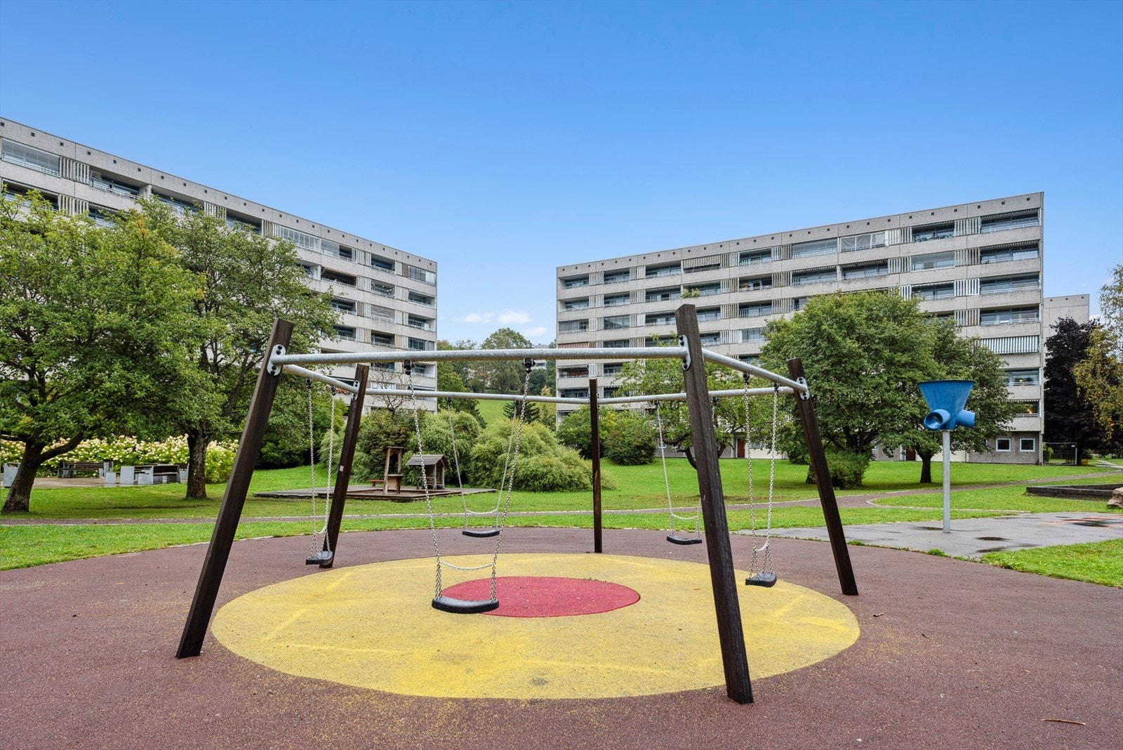 Barnevennlige uteområder med lekeplasser. Galleribilde
