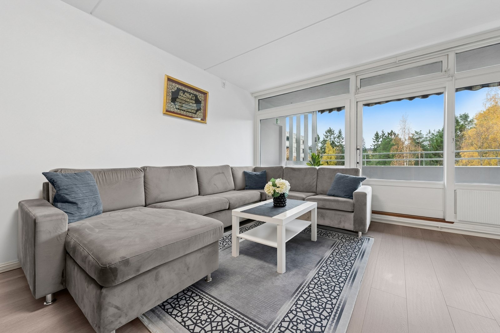 Stuen ble påkostet i 2020 med nye gulv og overflater. Galleribilde