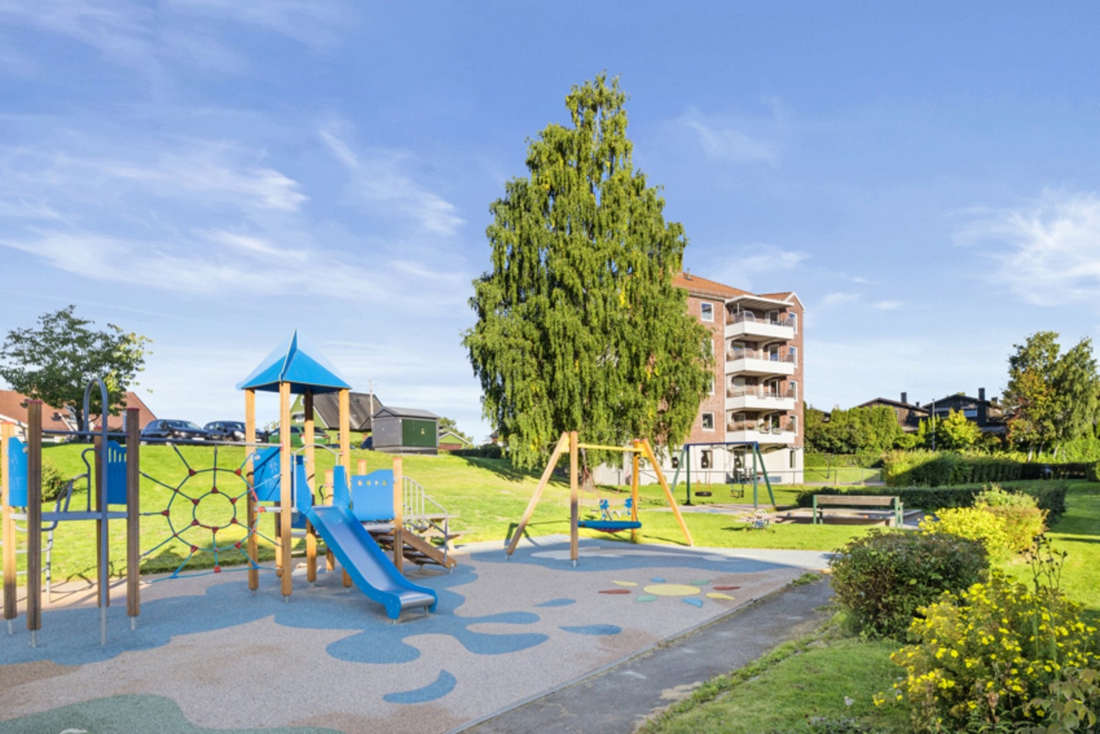 Nærområdet er pent opparbeidet med store grøntareal og parkmessige fellesområder. Galleribilde