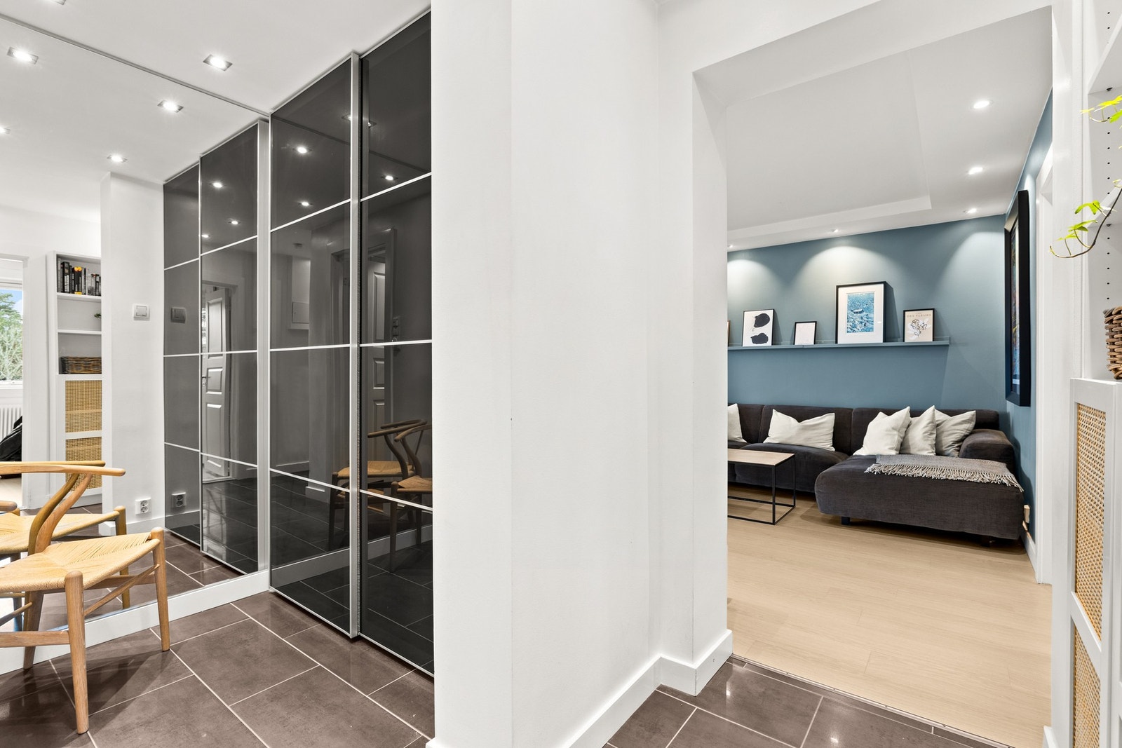 Entreen er utstyrt med stor garderobe og speil fra gulv til tak. Galleribilde