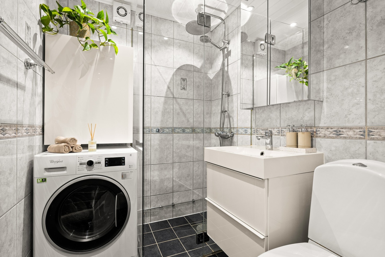 Baderom fra 2005. Dusjhjørne med dusjvegger og dusjdør av herdet glass, dusjbatteri og dusjgarnityr med hånddusj og hodedusj/regnfallsdusj. Galleribilde