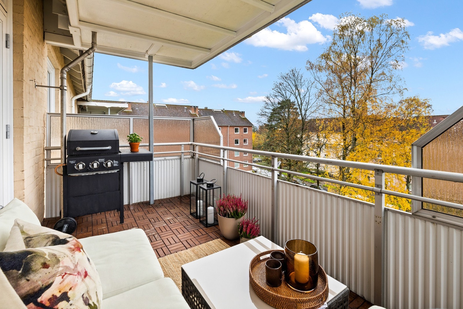 Balkongen oppleves som en forlengelse av stuen på sommerstid. Galleribilde