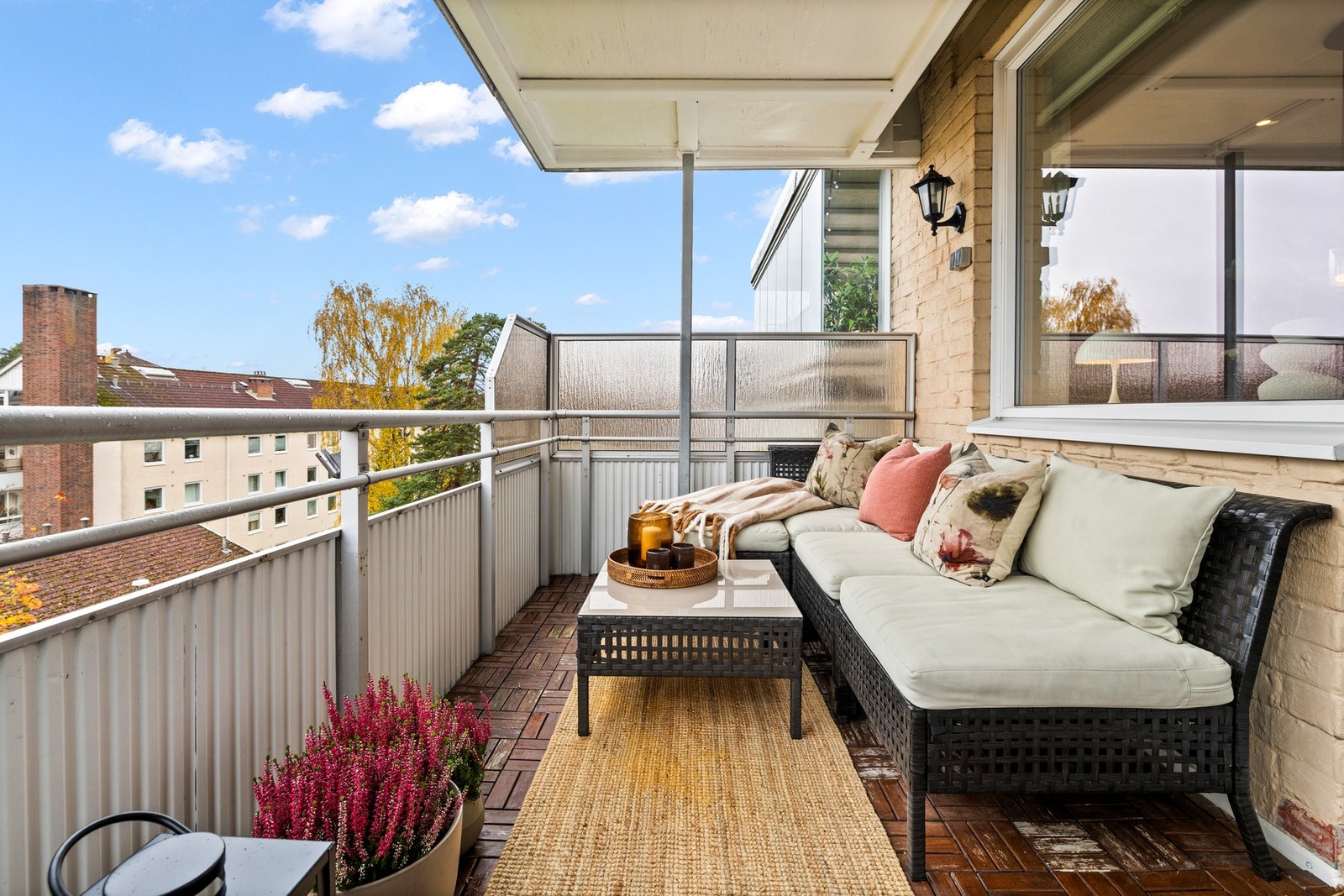 Stue med utgang til solrik, vestvendt balkong på ca. 8 m². Galleribilde