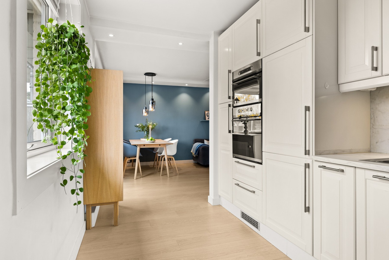 Integrert oppvaskmaskin, kjøle- og fryseskap, stekeovn, mikrobølgeovn og induksjonstopp. Galleribilde