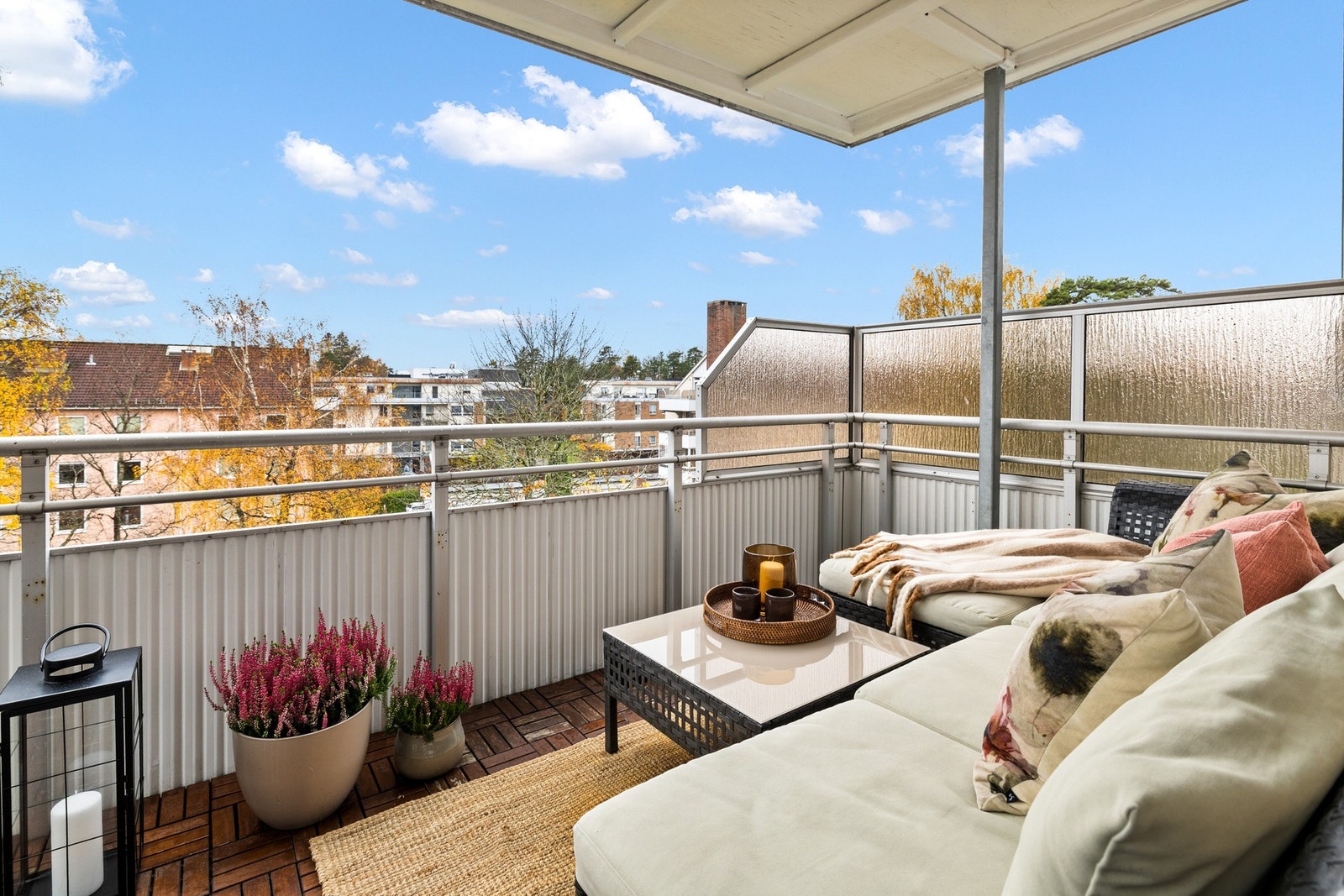 Her får du god plass til å innrede med en stor sittegruppe, samt diverse planter og grill. Galleribilde