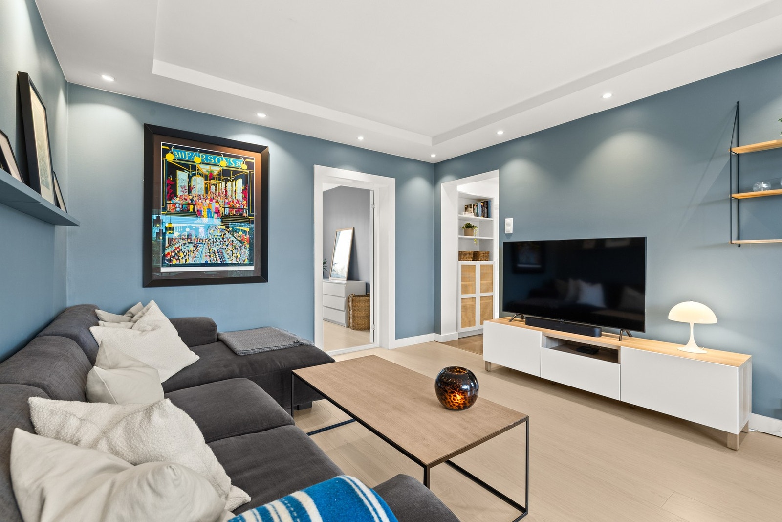 Stuen fremstår lys og luftig med god plass til både sofa og spisebord. Galleribilde