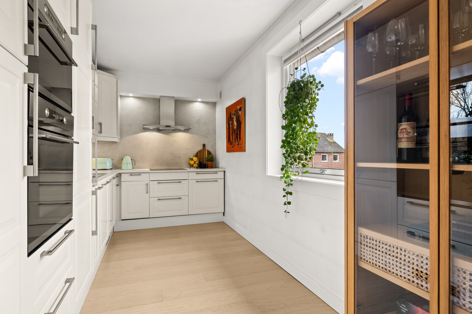 Pent kjøkken som kan by på rikelig med skap- og benkeplass. Galleribilde