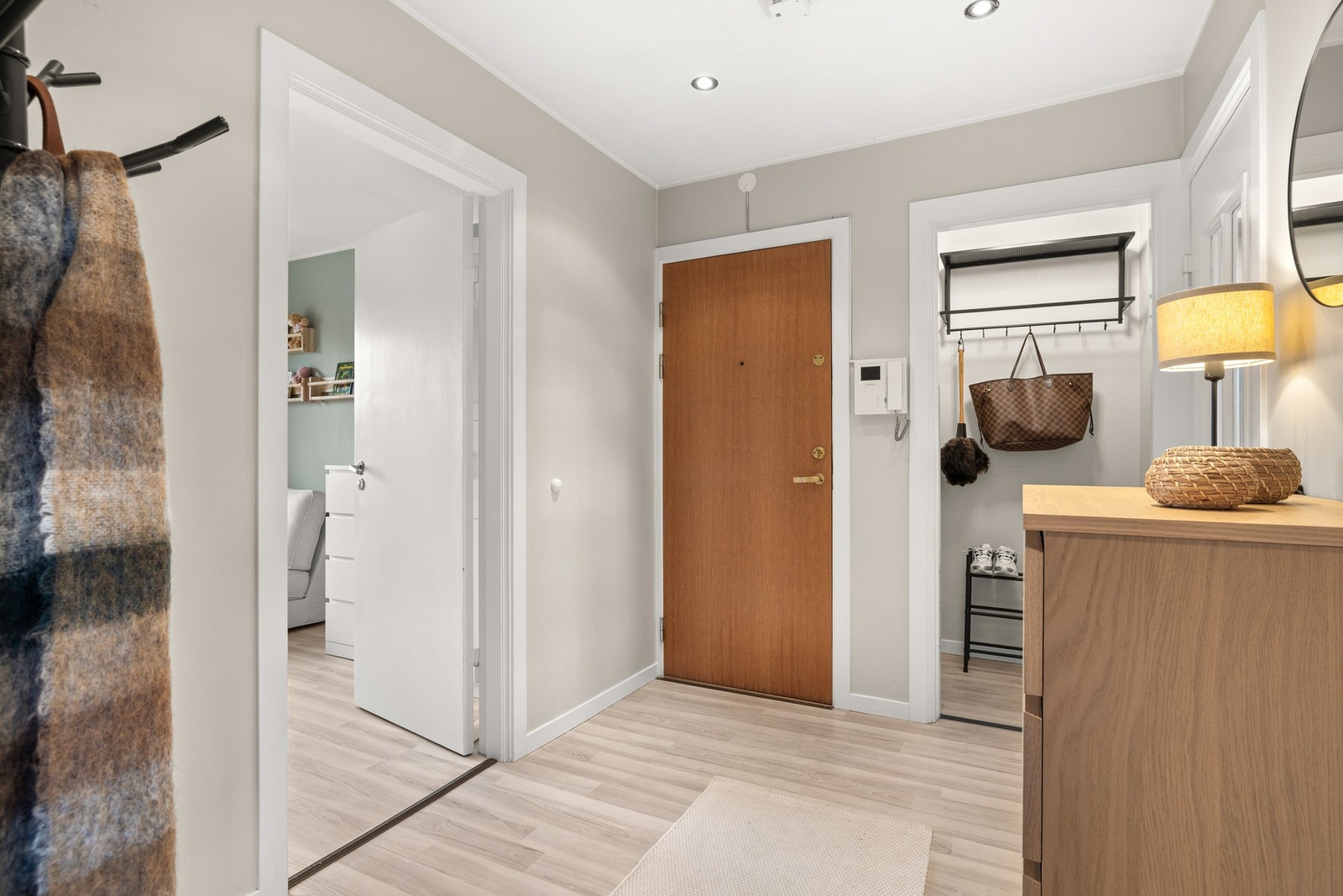 Innbydende entré som gir et svært godt førsteinntrykk av boligen. Galleribilde