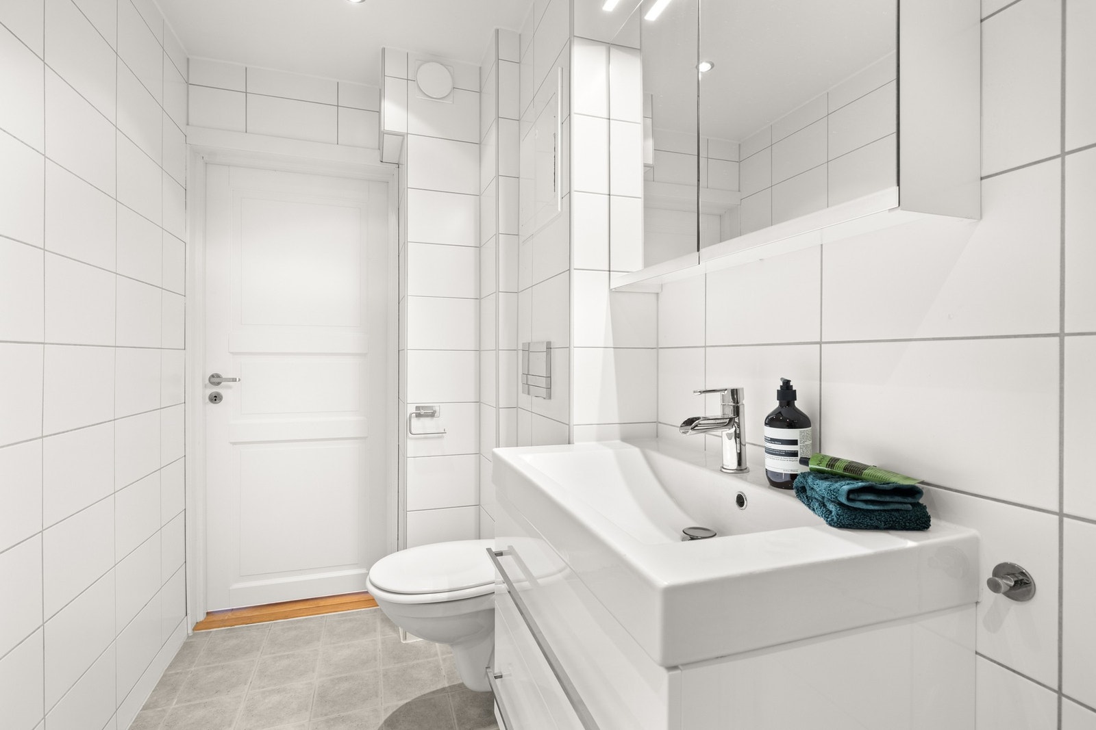 Malt, senket himling med innfelte downlights med dimmer. Fliser på gulv. Galleribilde