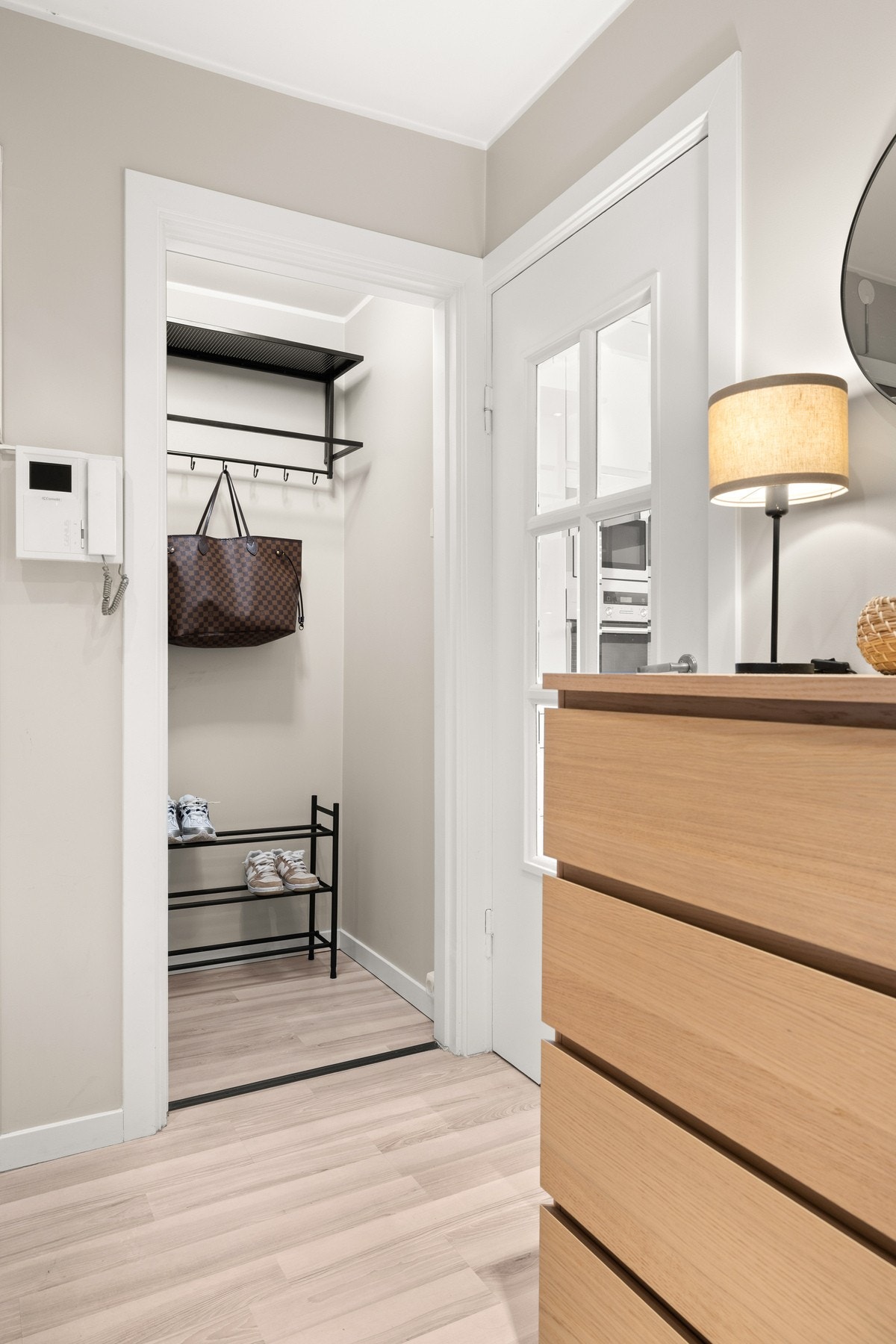 Praktisk, innvendig bod i tilknytning til entré. Galleribilde