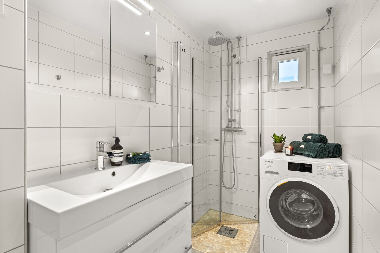 Pent og stort baderom som ble oppusset i regi av borettslaget i 2014/2015. Galleribilde