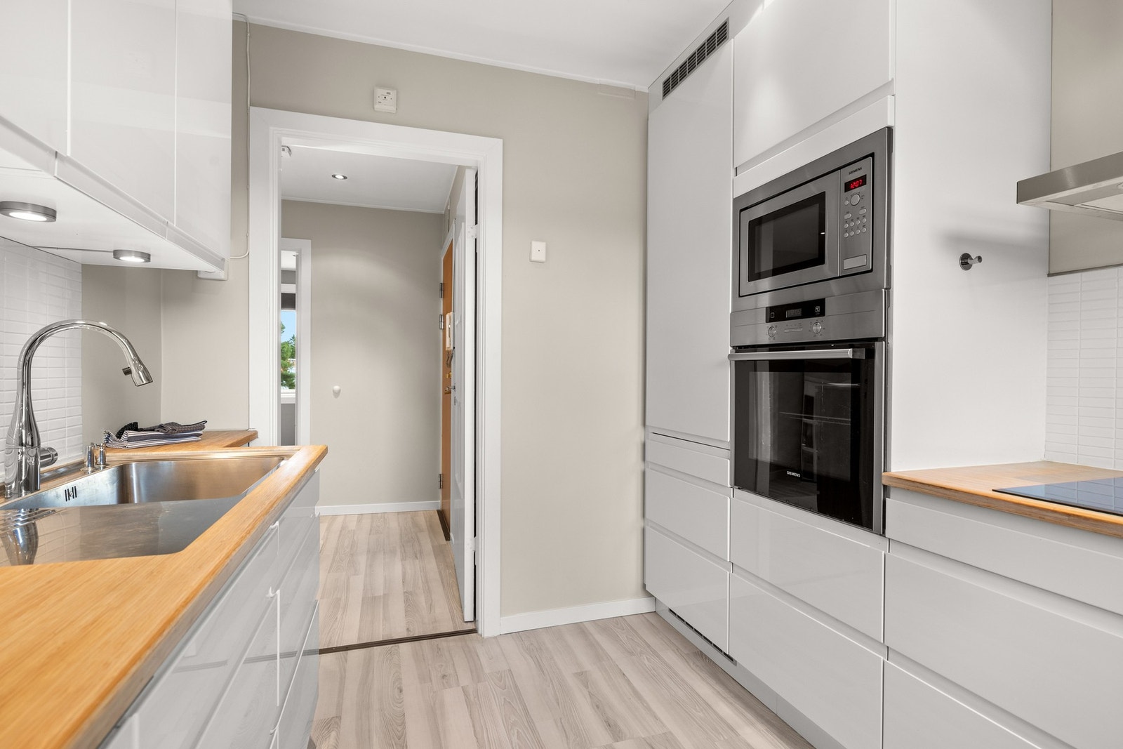 Integrert oppvaskmaskin (fra 2024), kjøle- og fryseskap, stekeovn, mikrobølgeovn og induksjonstopp. Oppvaskmaskin fra Electrolux. Øvrige hvitevarer fra Siemens. Integrert vinskap. Galleribilde