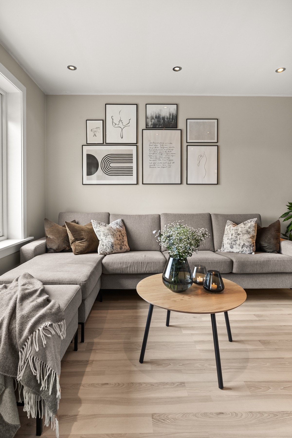 Vegg- og himlingsoverflater ble malt i 2021. Galleribilde