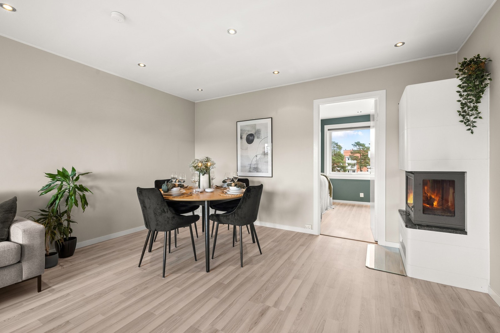 Dovre rentbrennende peis i stue. Det ble gjennomført innvendig piperehabilitering i borettslaget i 2017/2018. Galleribilde