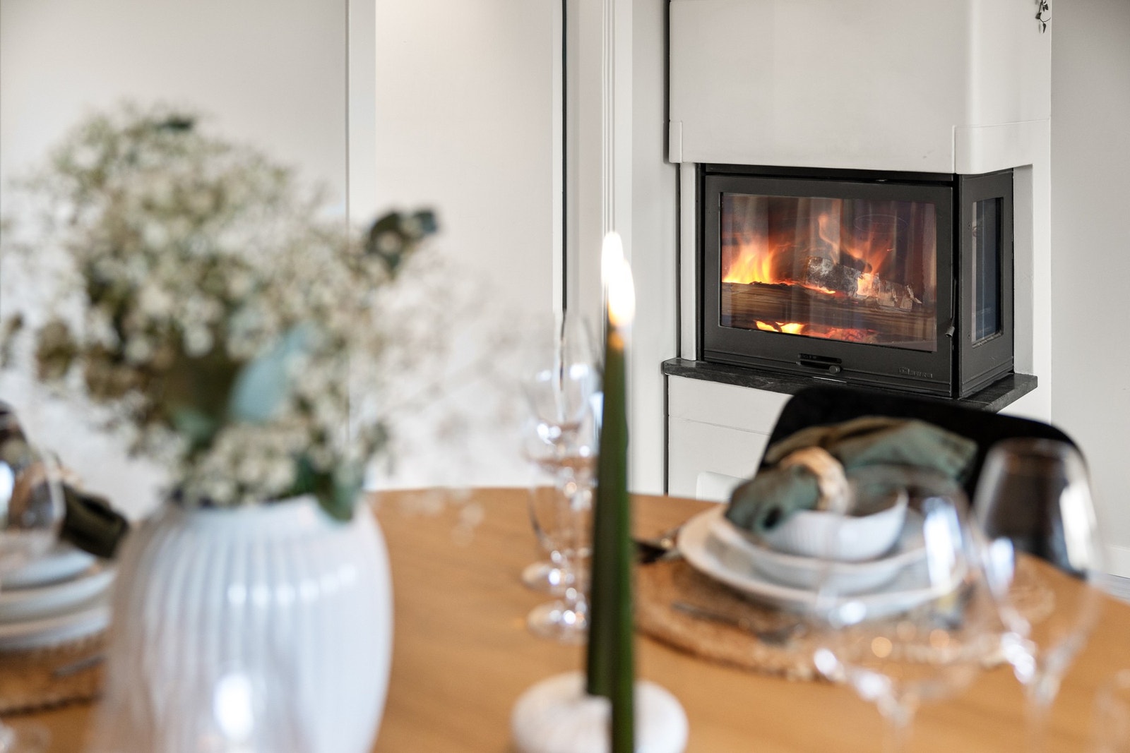 Koselig stue med peis som skaper varme og hygge. Galleribilde