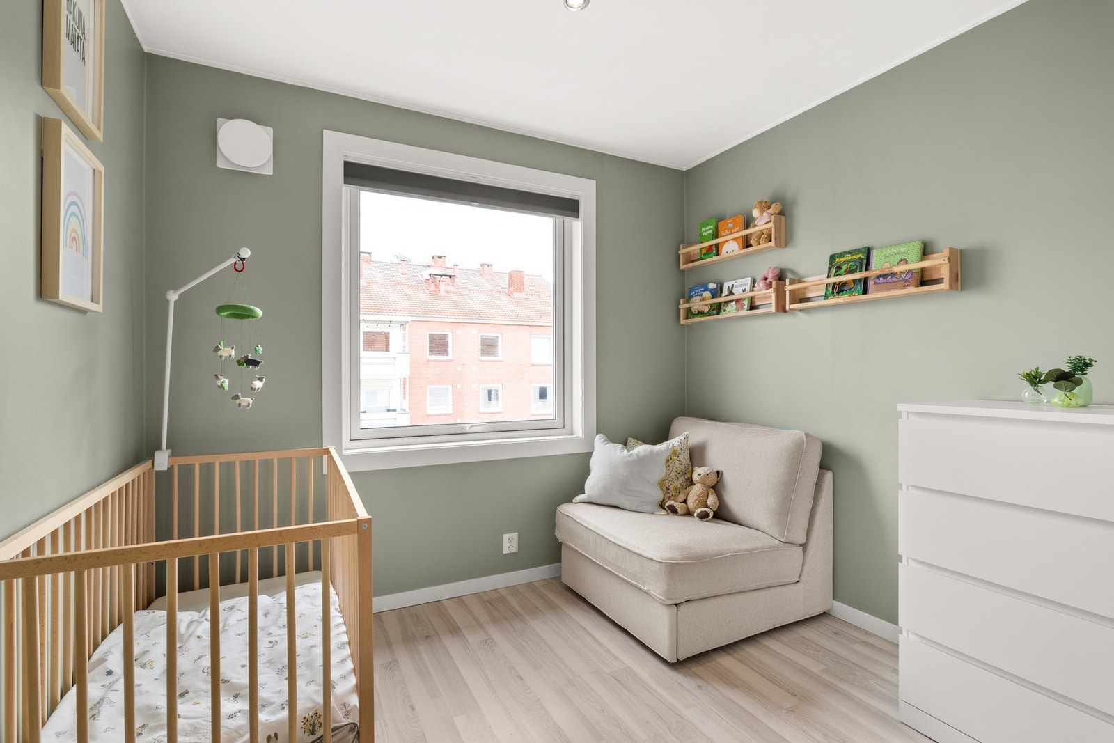 Rommet egner seg som et barnerom, gjesterom eller et kontor. Galleribilde