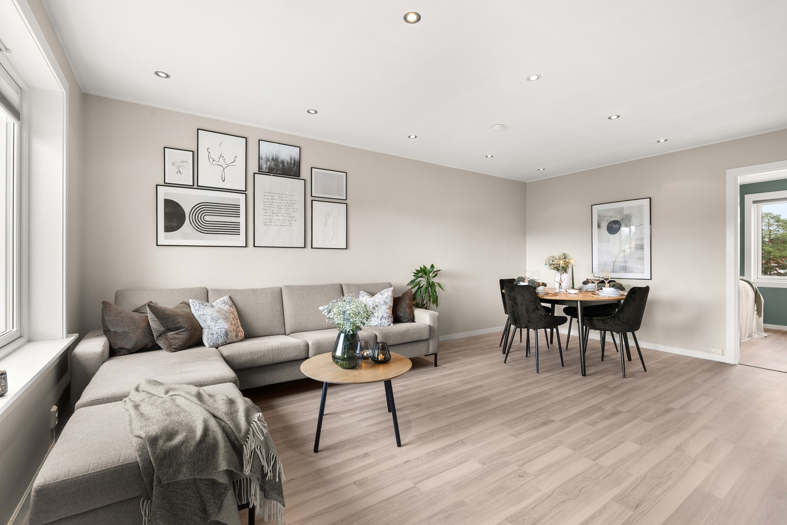 Stor og lys stue med gode innredningsmuligheter. Galleribilde