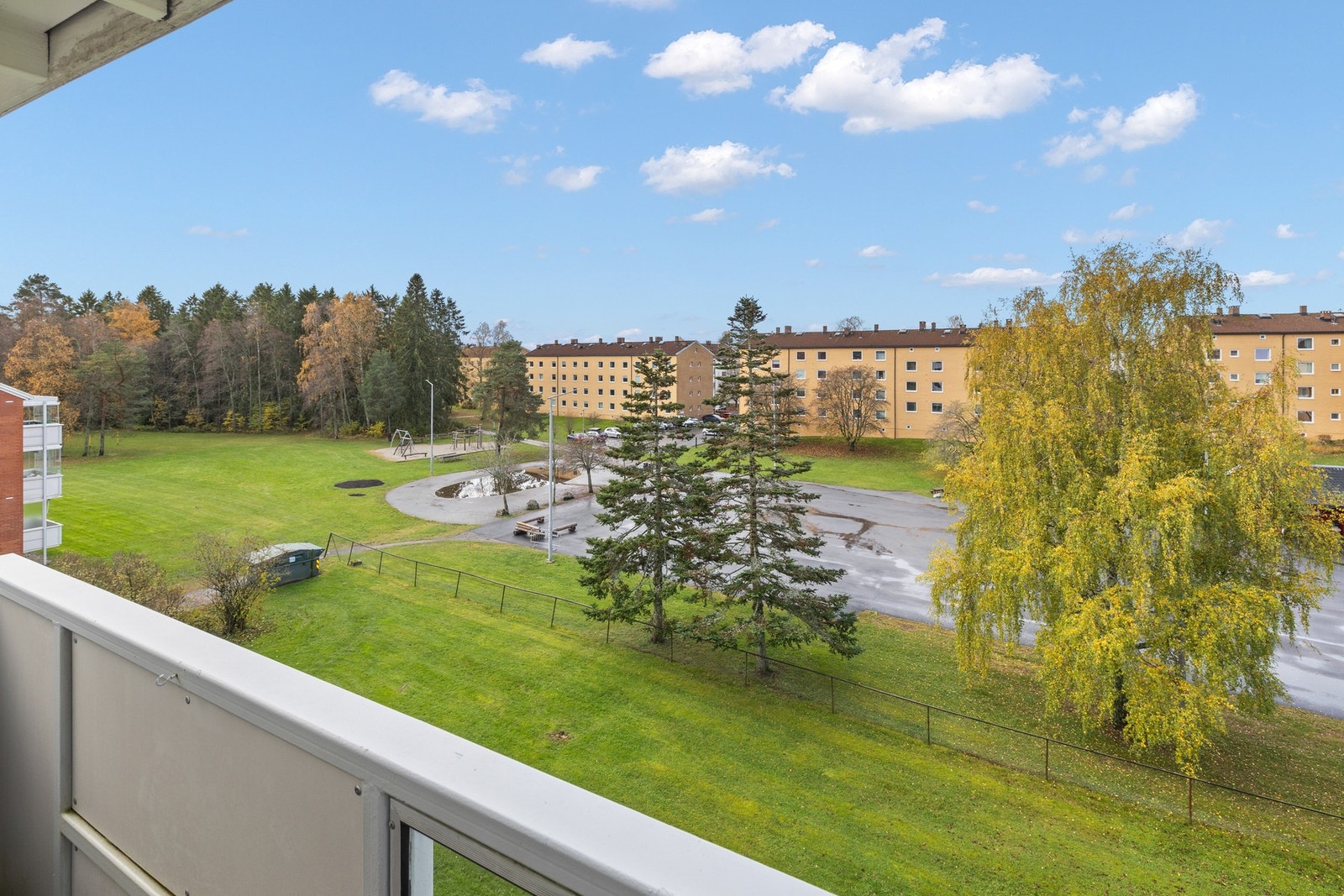 Leiligheten har flott utsyn over borettslagets grøntarealer. Galleribilde