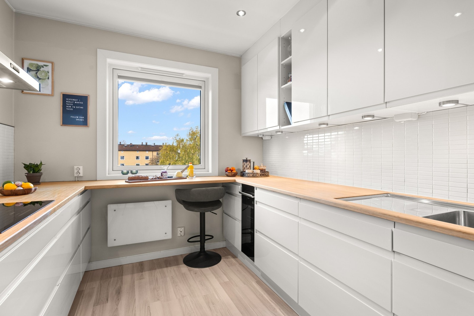 Kjøkkenet har god arbeidsplass og godt med skapplass. Galleribilde