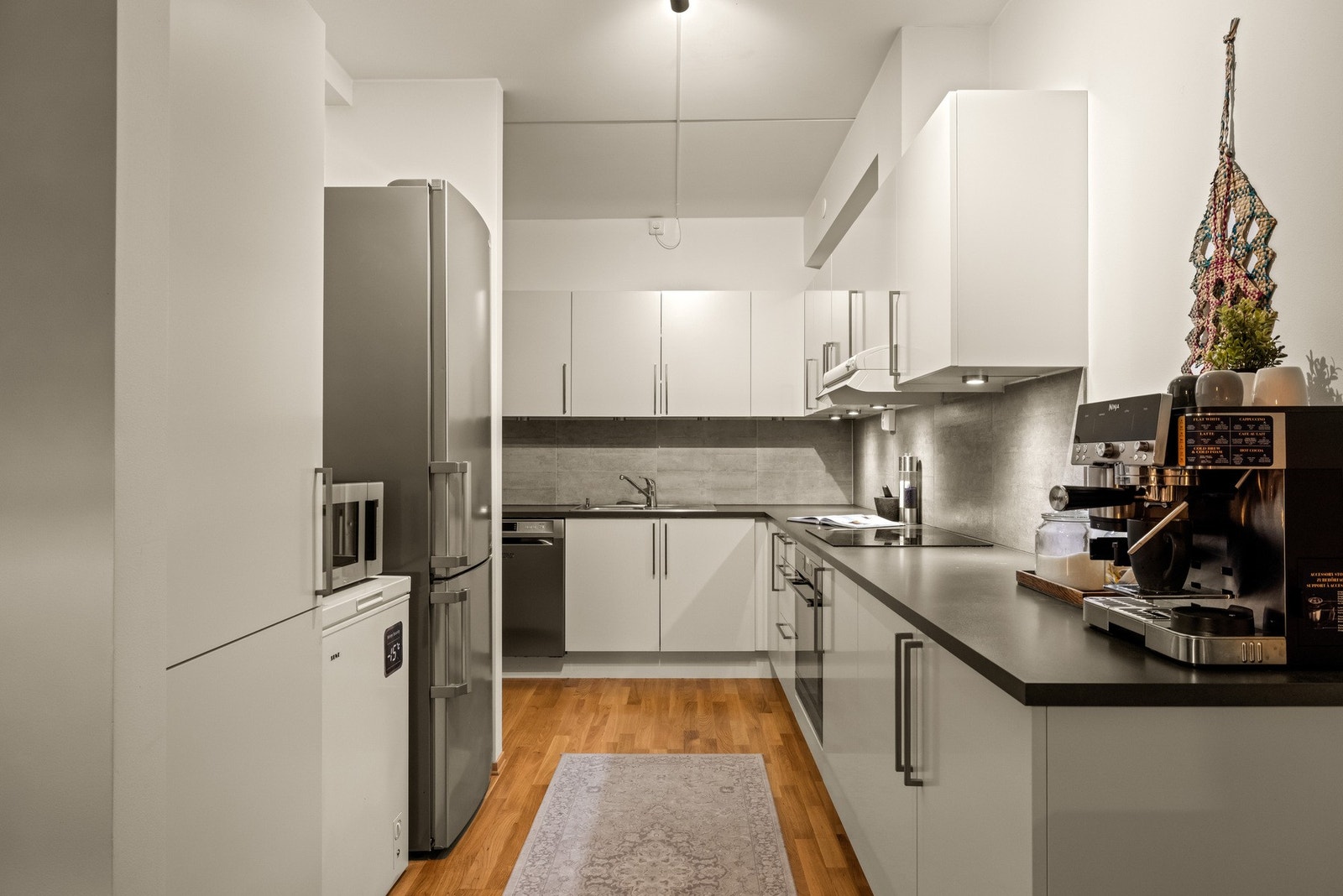 Kjøkkenet har en delvis åpen løsning mot stuen, helt perfekt for deg som liker å lage mat og samtidig være en del av samtalen. Galleribilde