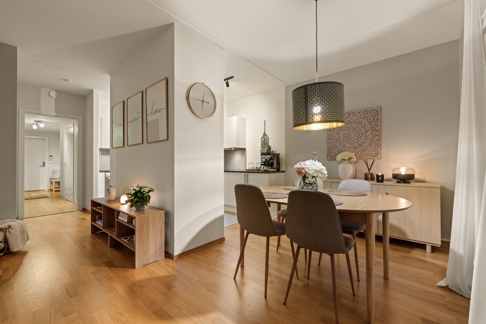 Den åpne planløsningen gir fleksible møbleringsmuligheter og gjør stuen til et naturlig midtpunkt i boligen. Galleribilde