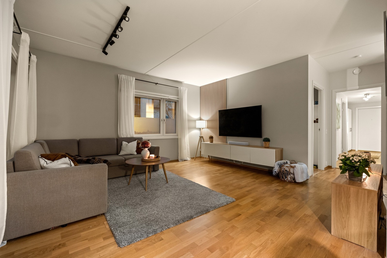 De lyse veggene, parkettgulvet og de dekorative spilene danner en moderne, men samtidig lun ramme som gjør det enkelt å trives. Galleribilde