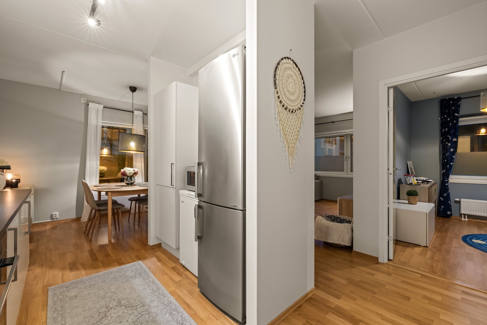 Her finner du integrert komfyr med induksjonstopp og ventilator tilkoblet avtrekk, frittstående kjøleskap og oppvaskmaskin. Galleribilde