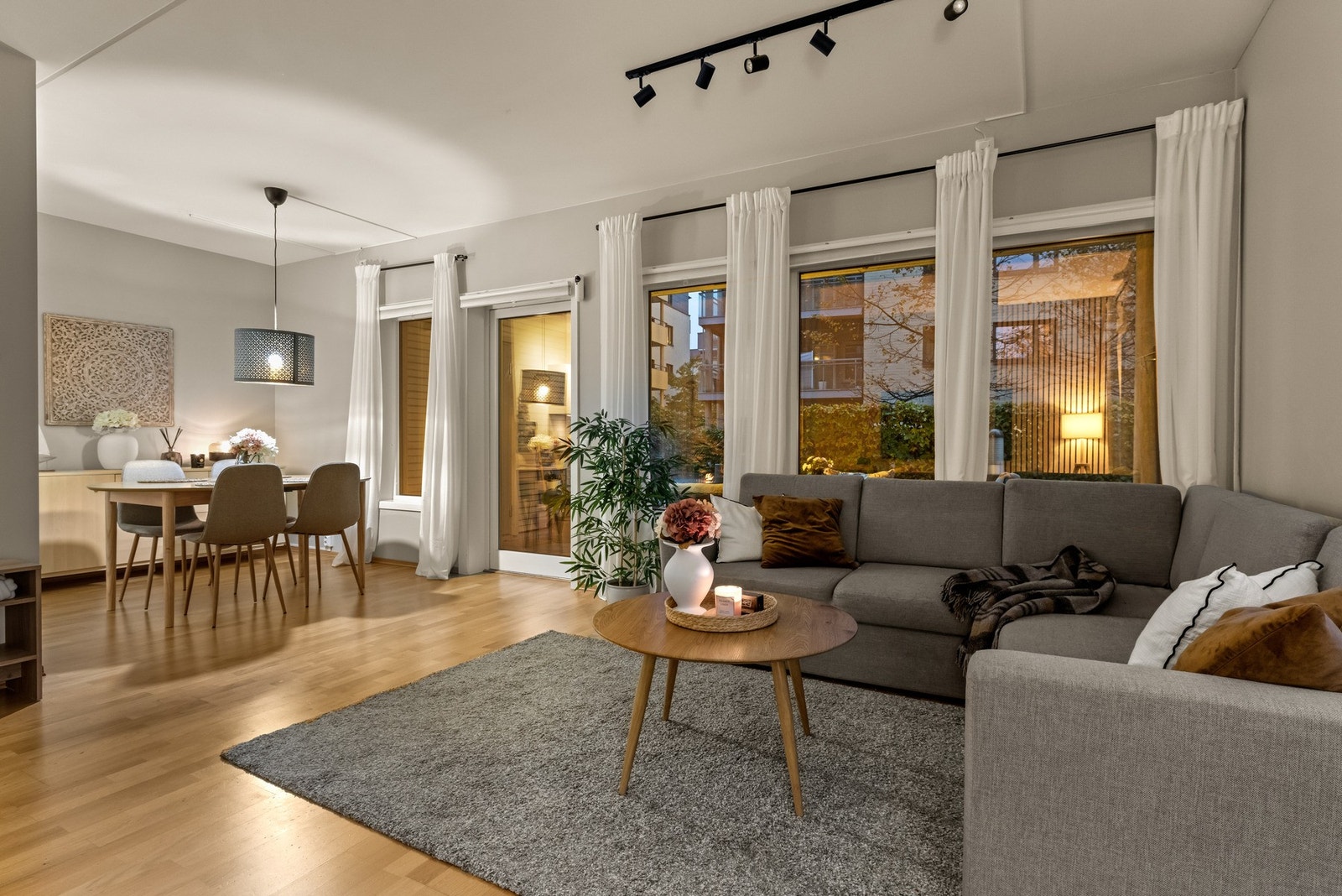 Her er det god plass til både en komfortabel sofakrok for rolige kvelder og et spisebord der man kan samle venner til middag. Galleribilde