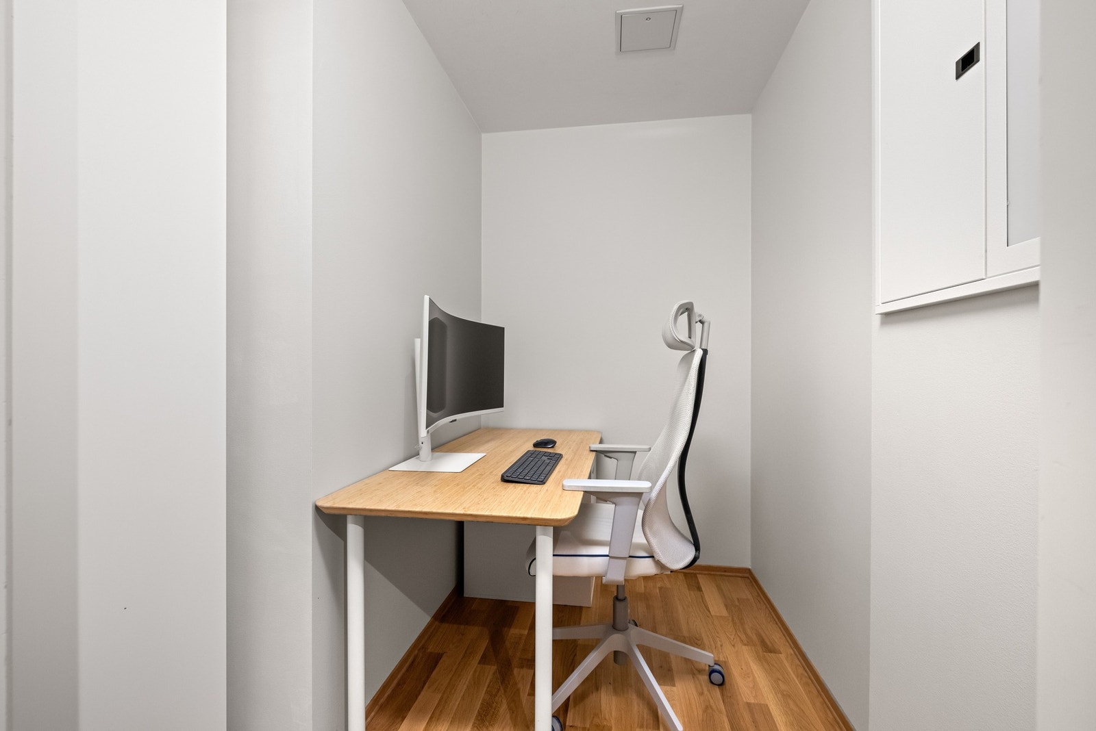 I tillegg er det en innvendig bod som i dag er innredet som hjemmekontor men er ikke godkjent for varig opphold. Galleribilde